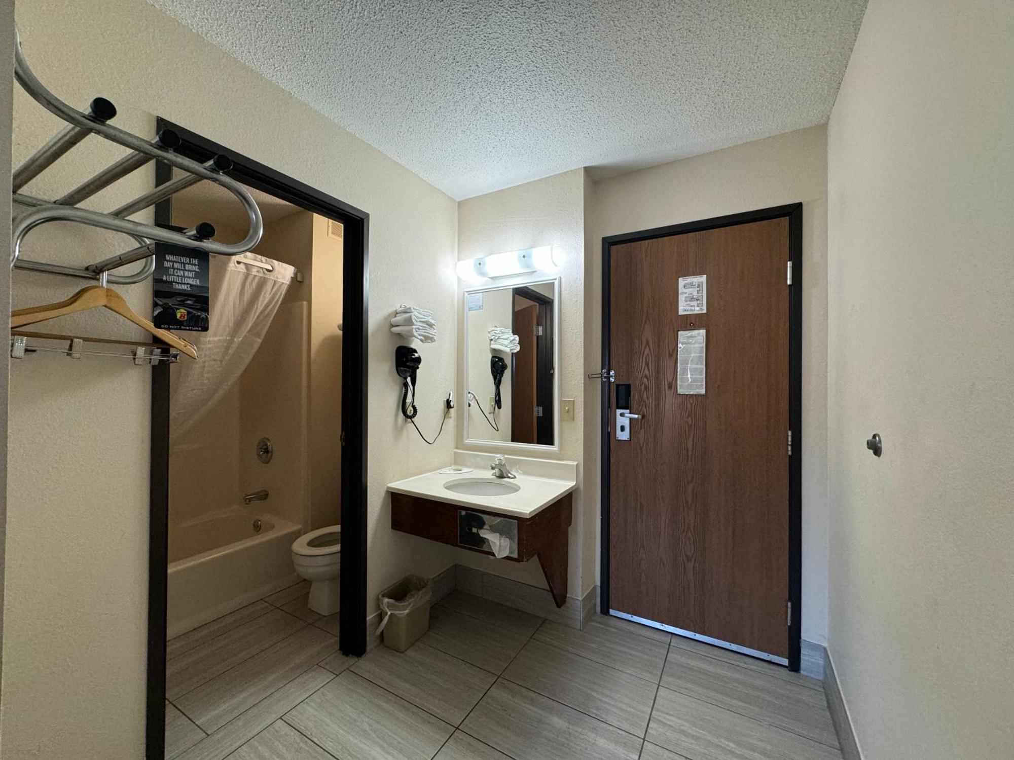 Super 8 By Wyndham Columbia Clark Lane Hotel Exterior photo
